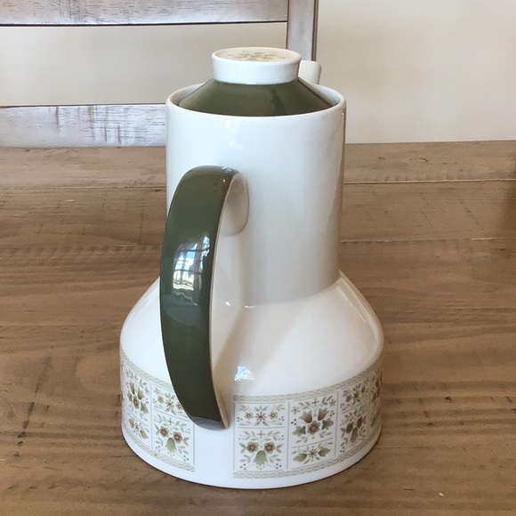 Royal Doulton Samarra Coffee Pot & Lid
Vintage English translucent china - Picture 3 of 16